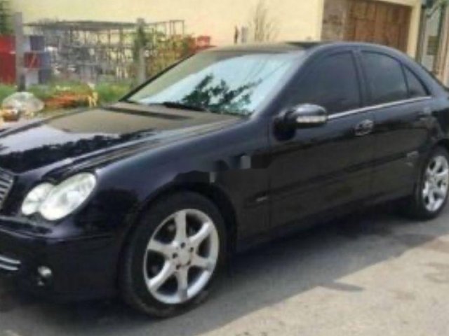 Xe Mercedes C200 sản xuất năm 2005, màu đen, xe nhập