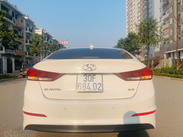 Cần bán lại xe Hyundai Elantra 2.0 2017, màu trắng0