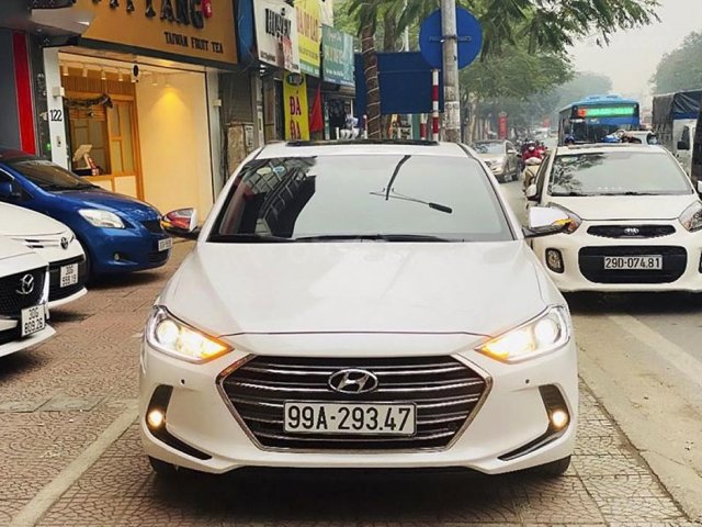 Cần bán lại xe Hyundai Elantra 2.0 AT năm 2016, màu trắng0