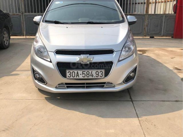 Cần bán lại xe Chevrolet Spark năm sản xuất 2015, màu bạc số tự động0