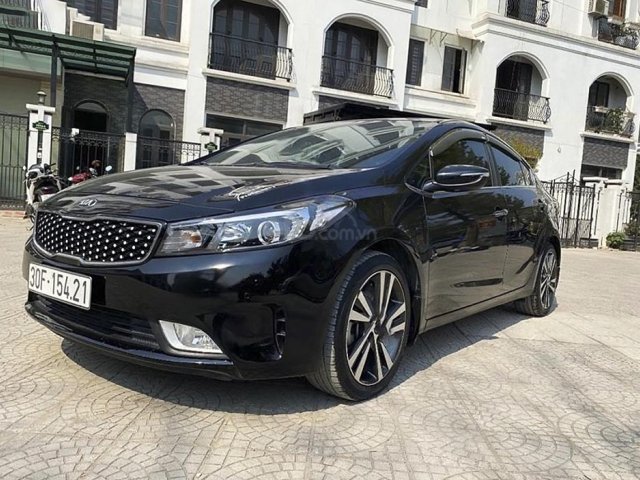 Cần bán xe Kia Cerato sản xuất 2018, màu đen0