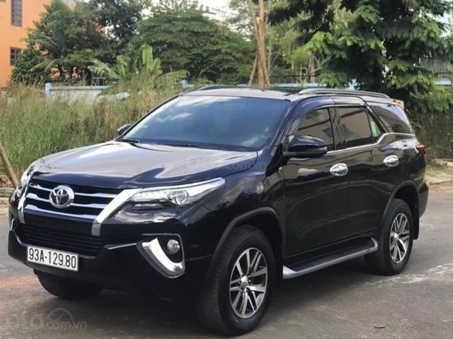 Cần bán lại xe Toyota Fortuner 2.8V đời 2018, màu đen