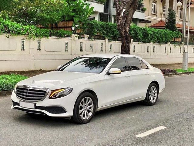 Bán Mercedes E 200 Exclusive 2018, màu trắng