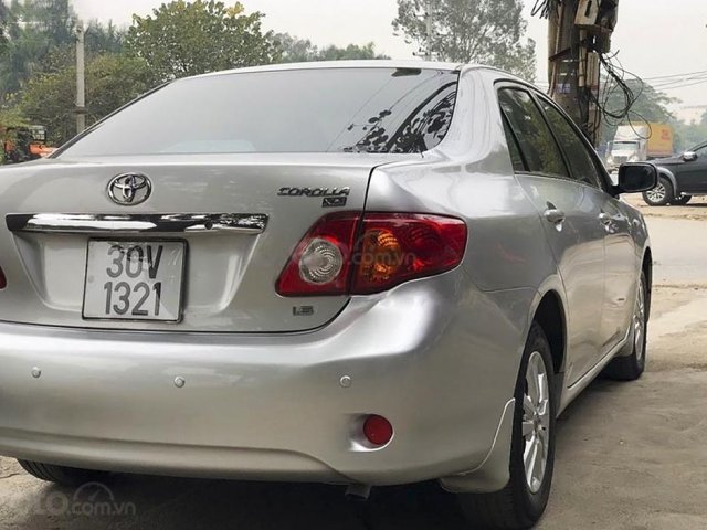 Cần bán lại xe Toyota Corolla 1.6AT đời 2009, màu bạc0