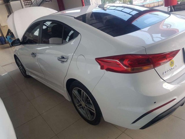 Bán Hyundai Elantra năm 2018 còn mới, 615tr0