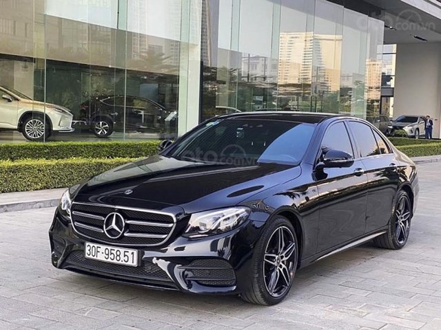 Cần bán lại xe Mercedes E300 năm sản xuất 2019, màu đen0