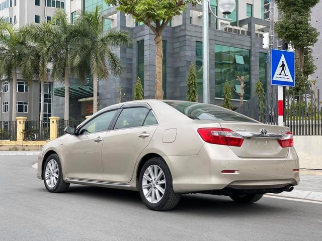 Cần bán lại xe Toyota Camry đời 2013, màu vàng còn mới0