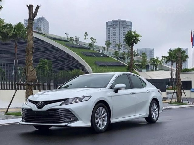 Cần bán Toyota Camry 2.0G sản xuất 2020, màu trắng, xe nhập