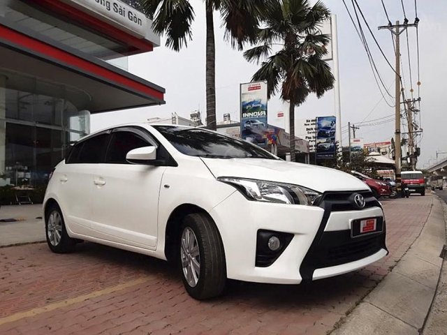 Cần bán xe Toyota Yaris đời 2015, màu trắng, nhập khẩu nguyên chiếc