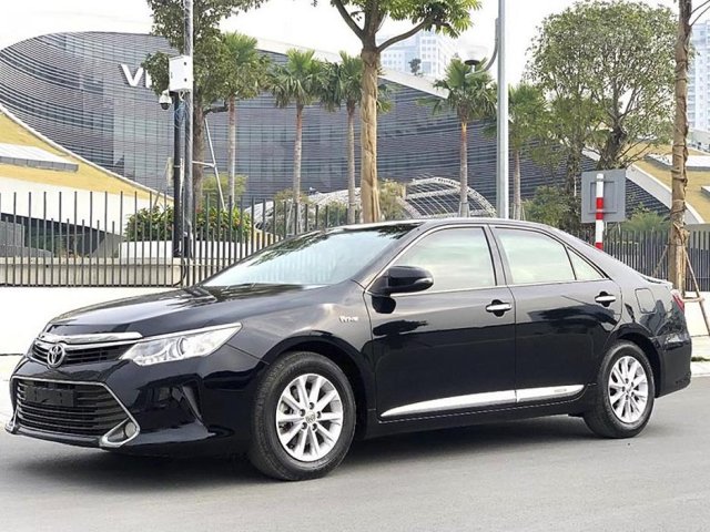 Cần bán lại xe Toyota Camry 2.0E 2015, màu đen0