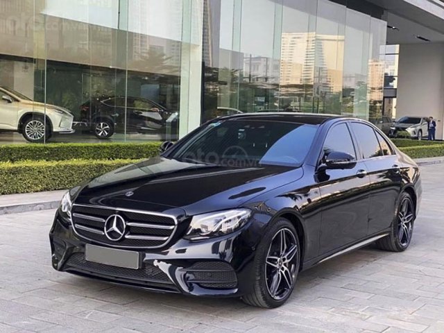 Bán Mercedes E300 AMG năm 2019, màu đen0