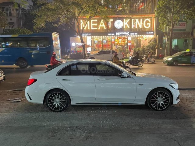 Cần bán Mercedes C300 trắng SX 2017, lăn bánh 29000km, hỗ trợ trả góp 70%, giá 1 tỷ 288