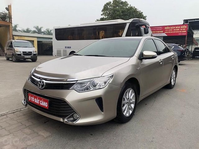 Bán ô tô Toyota Camry năm 2016, màu vàng còn mới