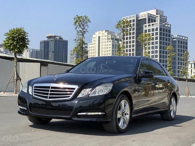 Bán Mercedes E class năm sản xuất 2012, màu đen còn mới0