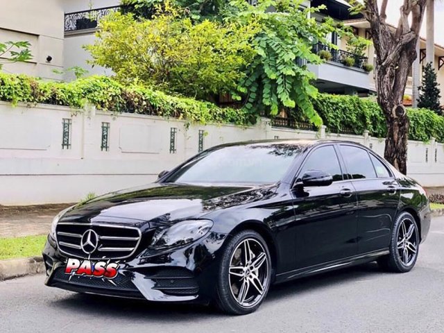 Bán Mercedes E class sản xuất 2019, màu đen còn mới