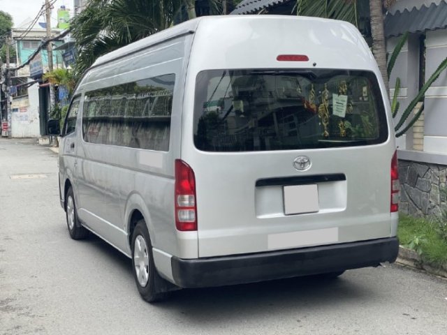 Cần bán gấp Toyota Hiace năm sản xuất 2017, màu bạc, 685 triệu