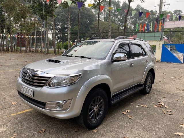 Xe Toyota Fortuner sản xuất năm 2013, màu bạc còn mới, giá tốt