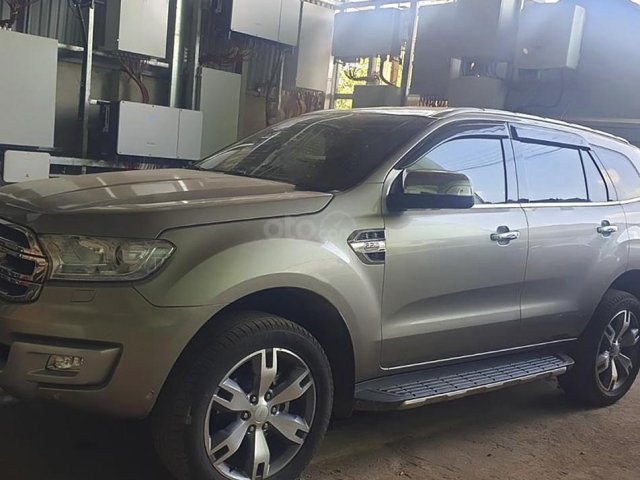 Cần bán lại xe Ford Everest năm 2016, màu xám, xe nhập0