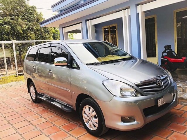 Bán xe Toyota Innova năm sản xuất 2011, màu bạc chính chủ, giá tốt