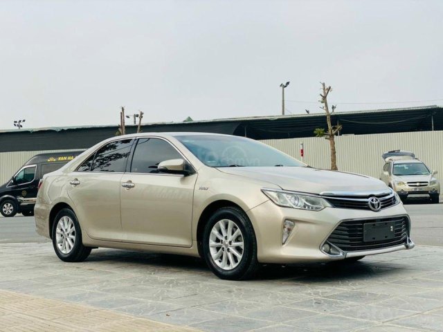 Chính chủ cần bán nhanh chiếc Toyota Camry 2.0E 2015 màu vàng cát