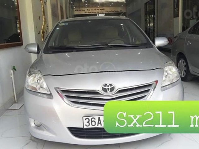 Cần bán lại xe Toyota Vios năm sản xuất 2011, màu bạc