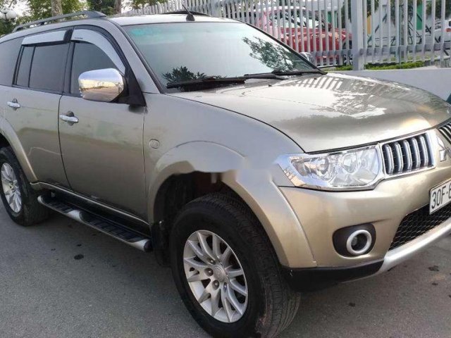 Cần bán gấp Mitsubishi Pajero năm sản xuất 2012, màu ghi vàng0