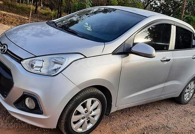 Cần bán gấp Hyundai Grand i10 1.2 MT năm sản xuất 2015, màu bạc, xe nhập còn mới0