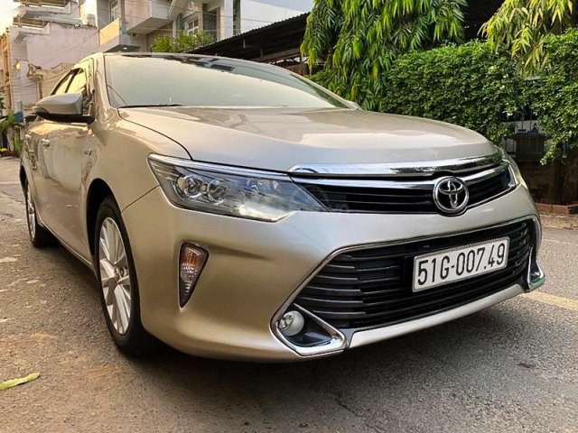 Bán Toyota Camry 2.0E sản xuất 2017, màu vàng còn mới