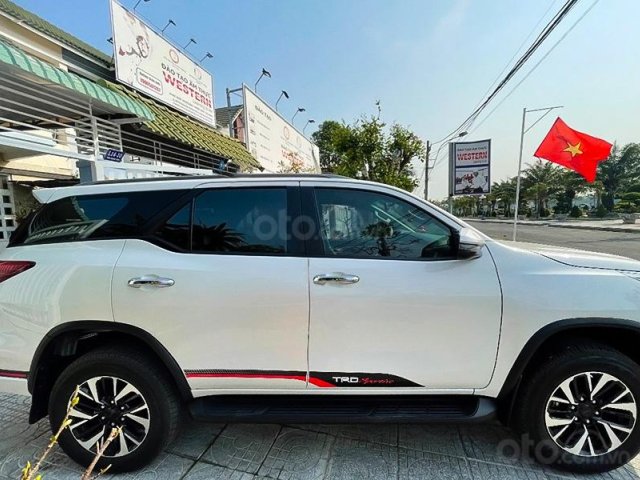 Cần bán gấp Toyota Fortuner TRD sản xuất 2019, màu trắng còn mới