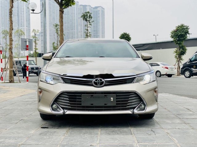 Cần bán lại xe Toyota Camry sản xuất năm 2015, màu vàng cát