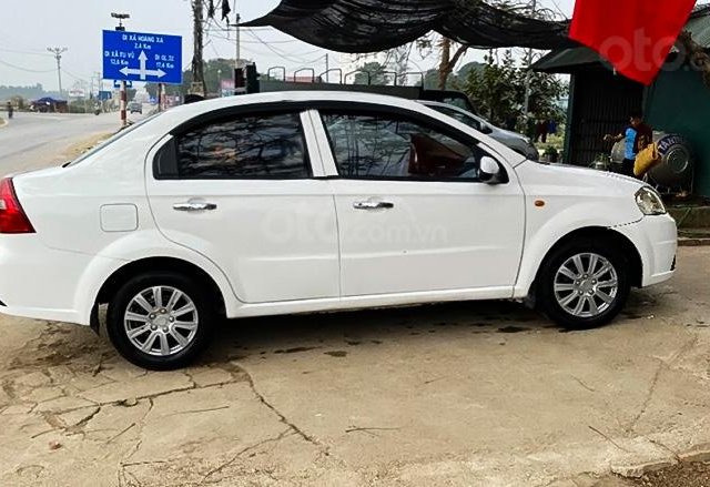 Cần bán gấp Daewoo Gentra sản xuất 2010, màu trắng còn mới giá cạnh tranh0