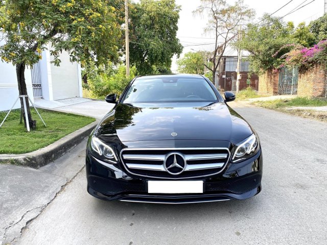 Bán Mercedes Benz E250, màu đen nội thất đen sang trọng, sản xuất 2018, xe mới nguyên như xe mới