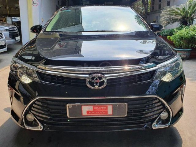 Cần bán xe Toyota Camry năm sản xuất 2019, màu đen0