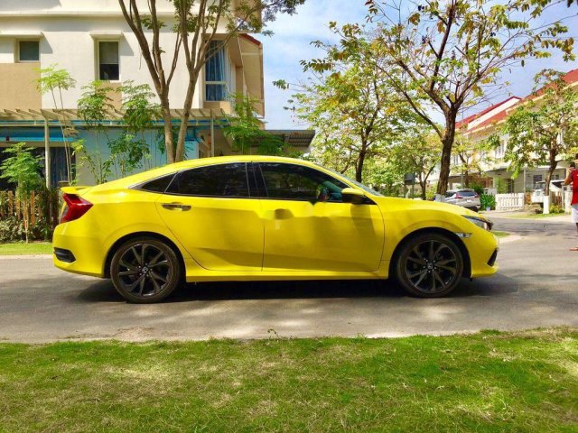 Bán Honda Civic RS đời 2019, màu vàng, nhập khẩu 