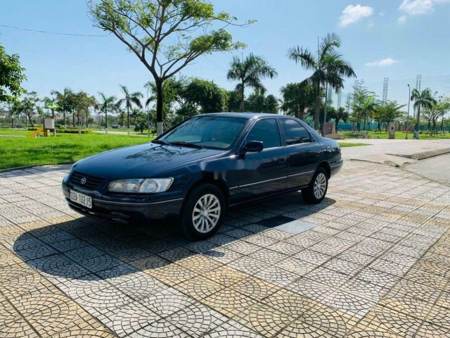 Cần bán xe Toyota Camry năm 1999, màu đen, giá tốt