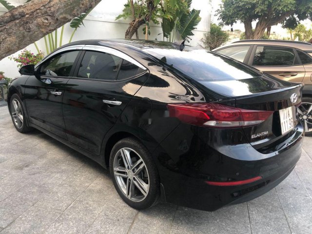 Cần bán lại xe Hyundai Elantra sản xuất 2018, màu đen0