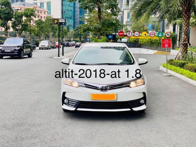 Bán gấp xe Toyota Corolla Altis 1.8 sản xuất năm 2018, màu trắng, giá êm0