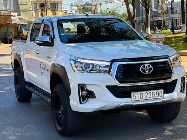 Cần bán gấp Toyota Hilux năm sản xuất 2017, màu trắng, nhập khẩu còn mới, giá 622tr