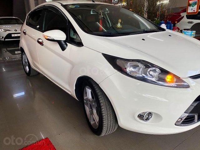 Bán Ford Fiesta sản xuất năm 2011, màu trắng còn mới0