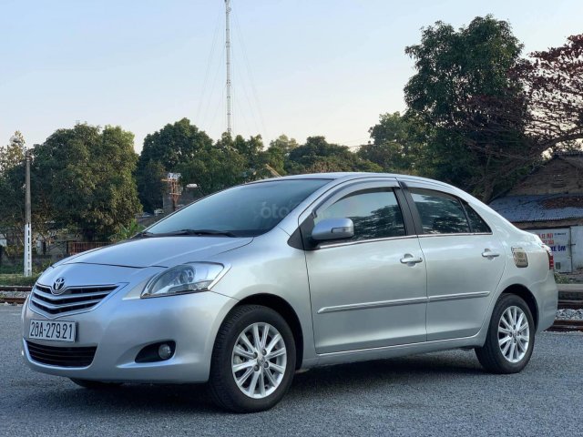 Cần bán Toyota Vios năm sản xuất 2011, màu bạc