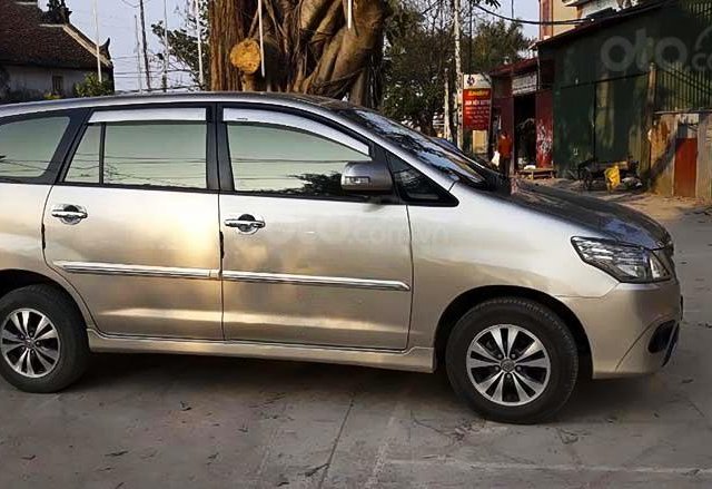 Cần bán xe Toyota Innova sản xuất năm 2015, màu vàng còn mới, giá tốt