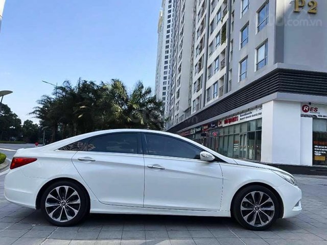 Cần bán gấp Hyundai Sonata năm 2010, màu trắng, xe nhập còn mới