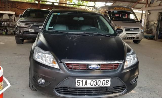 Xe Ford Focus đời 2010, màu xám còn mới