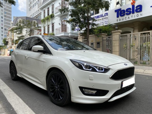 Bán Ford Focus Sport trắng 2018, giá 662tr