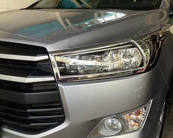 Cần bán gấp Toyota Innova E sản xuất năm 2016, màu bạc