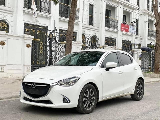 Bán gấp giá đẹp xe Mazda 2 1.5AT sản xuất 2016, màu trắng, biển Sài Gòn