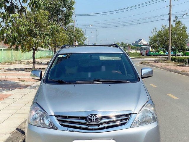 Xe Toyota Innova đời 2010, màu bạc còn mới