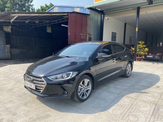 Cần bán Hyundai Elantra đời 2019, màu đen còn mới 0