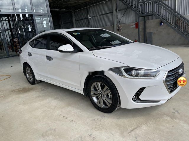 Cần bán Hyundai Elantra năm sản xuất 2018 còn mới giá cạnh tranh0