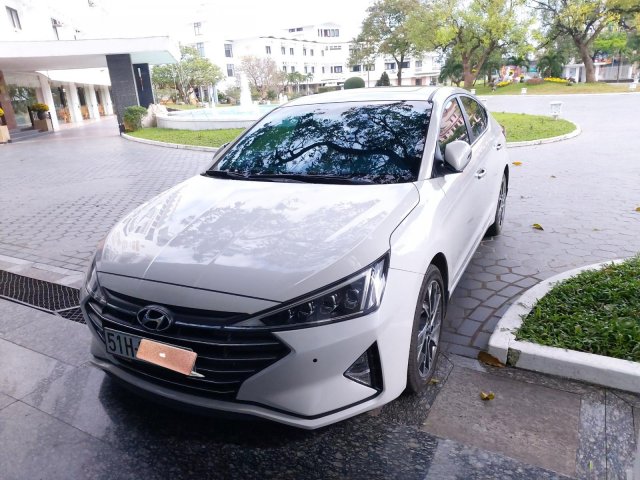 Cần bán Hyundai Elantra 2.0AT đời 2020, màu trắng0